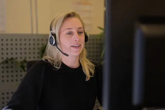 Klantenservicemedewerker aan het bellen met een headset op